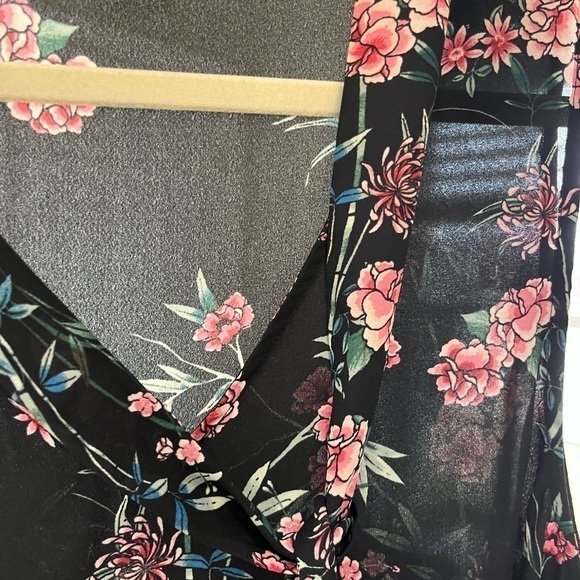 Torrid Floral Print Georgette Tie Neck Blouse Size 1 - Picture 7 of 7